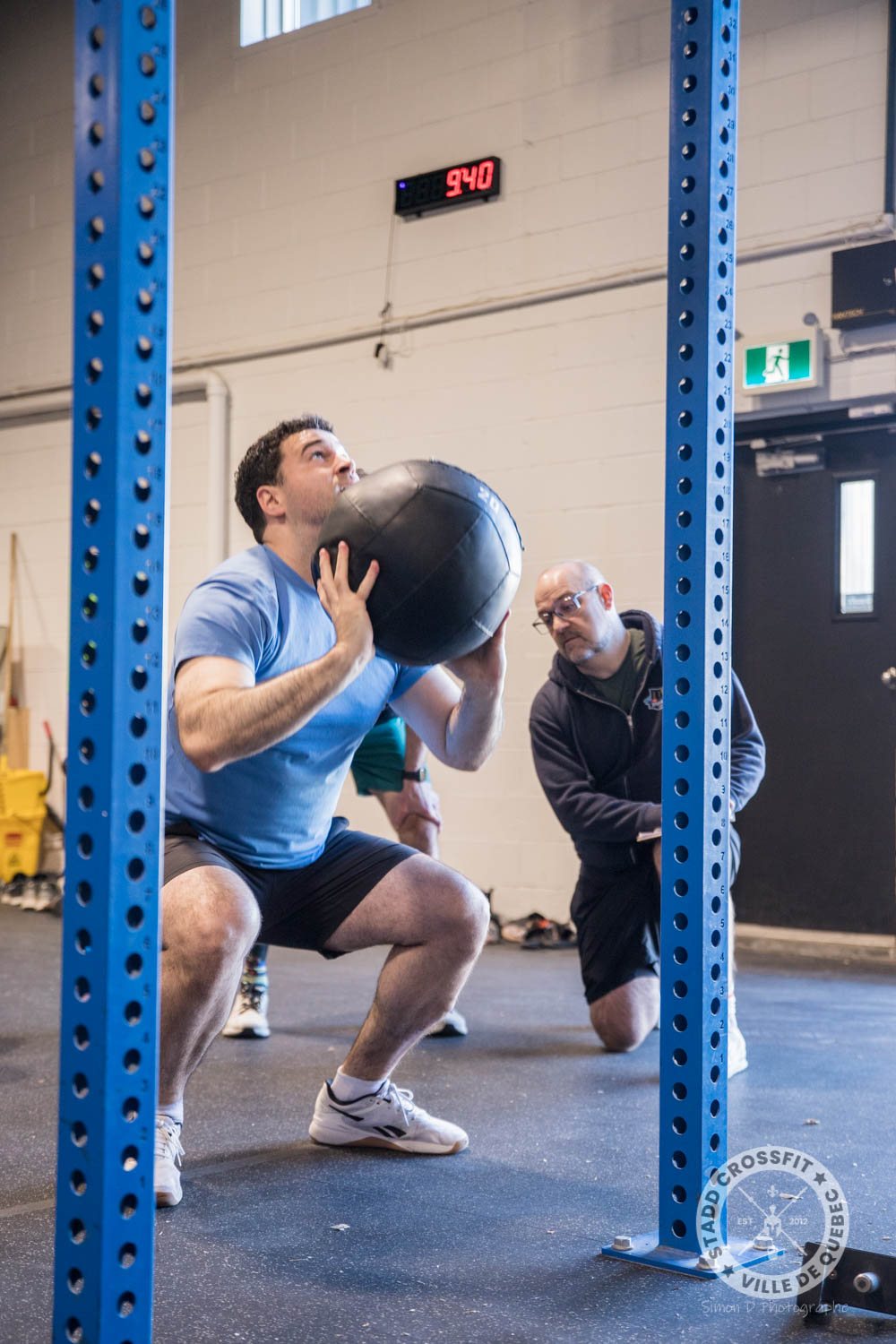 Coach du STADD Club encadrant un membre au wall ball